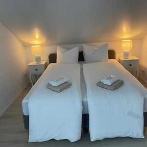 Zimmer mit Kingsize-Bett